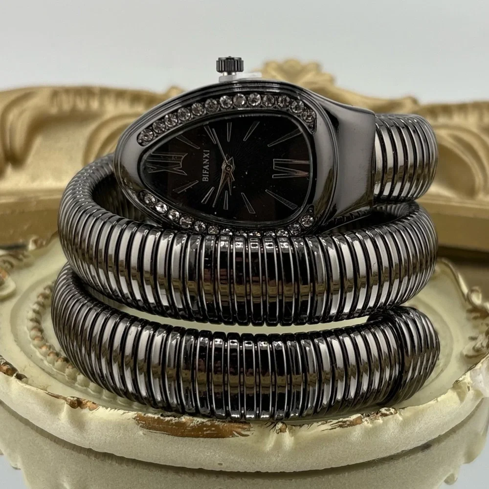 Elegant Serpentine-Style Watch – Black Tone 🖤 - Picture 5 of 10